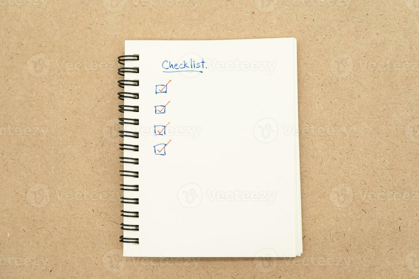 parte superior ver de cuaderno con escrito Lista de Verificación texto. Lista de Verificación concepto, Lista de Verificación caja con rojo marca de verificación. foto