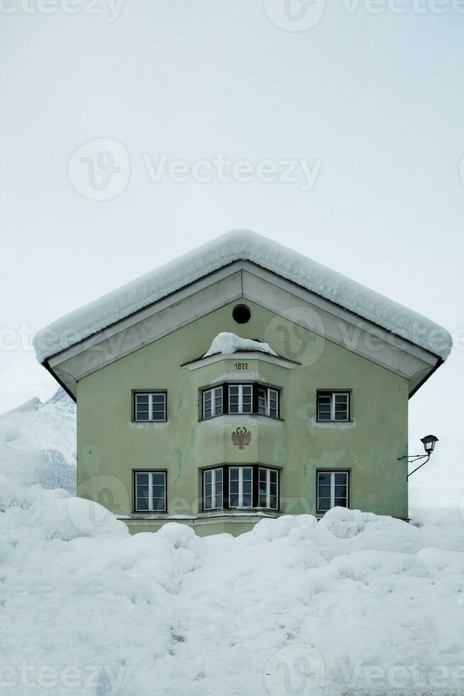 un edificio cubierto en nieve foto