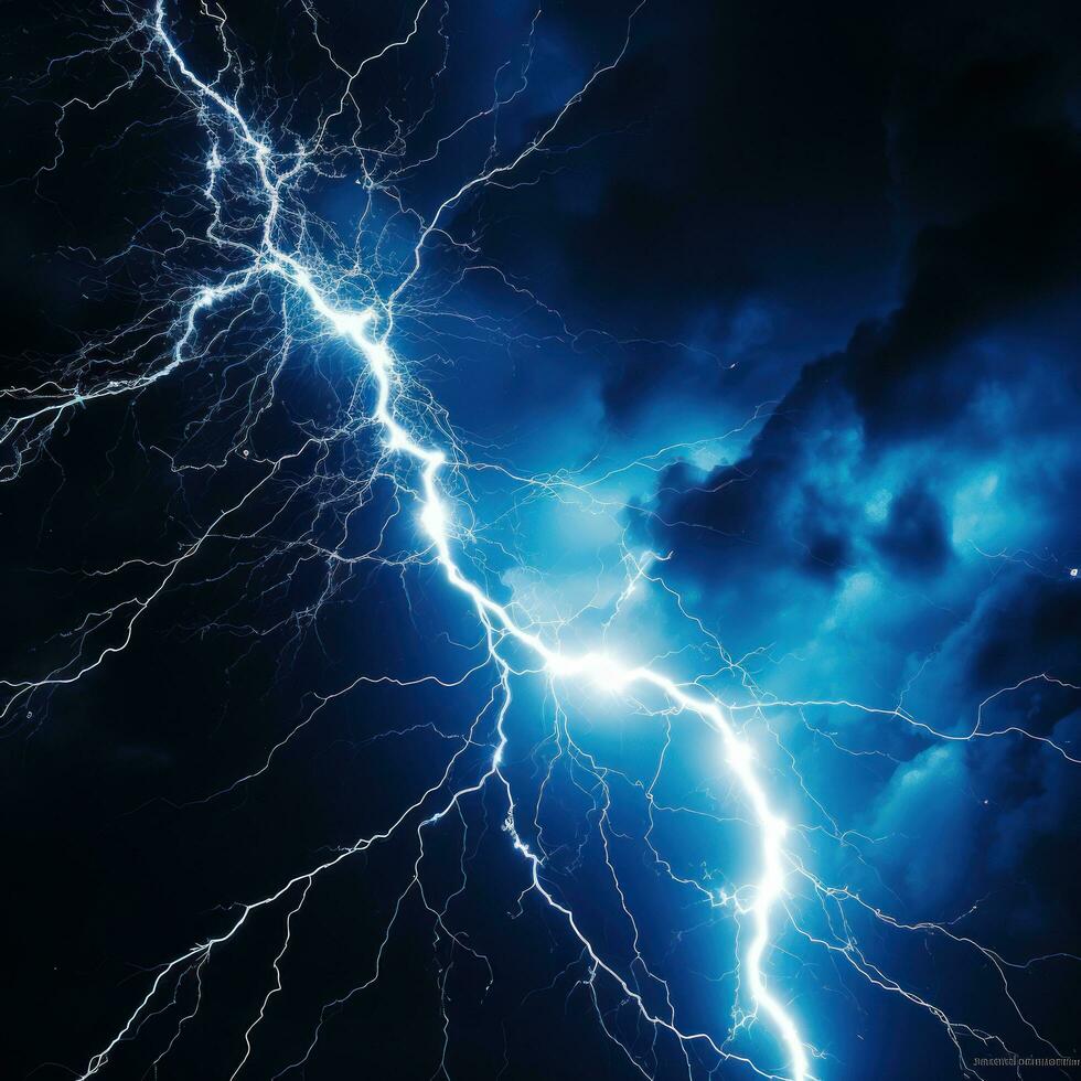 electricidad cargos el cielo con relámpago y trueno en un oscuro noche foto