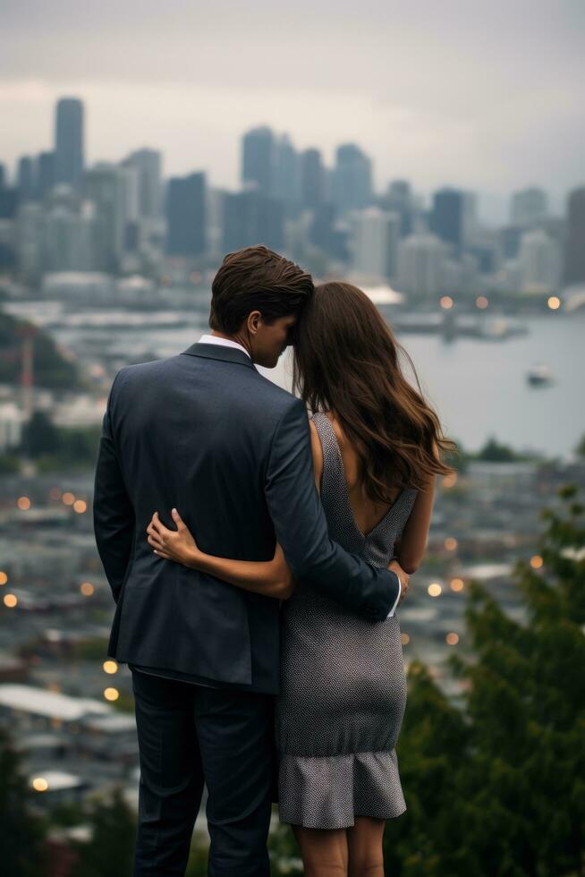 Pareja abrazando en frente de un hermosa ciudad horizonte foto