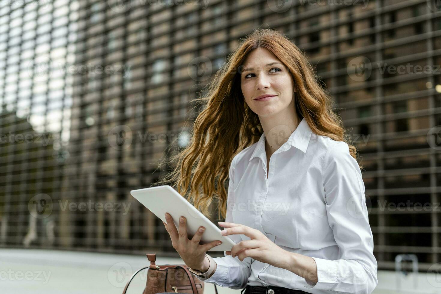 joven mujer de negocios en el ciudad, utilizando digital tableta foto