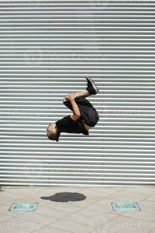 hombre hacer ejercicio parkour disciplina en el ciudad foto