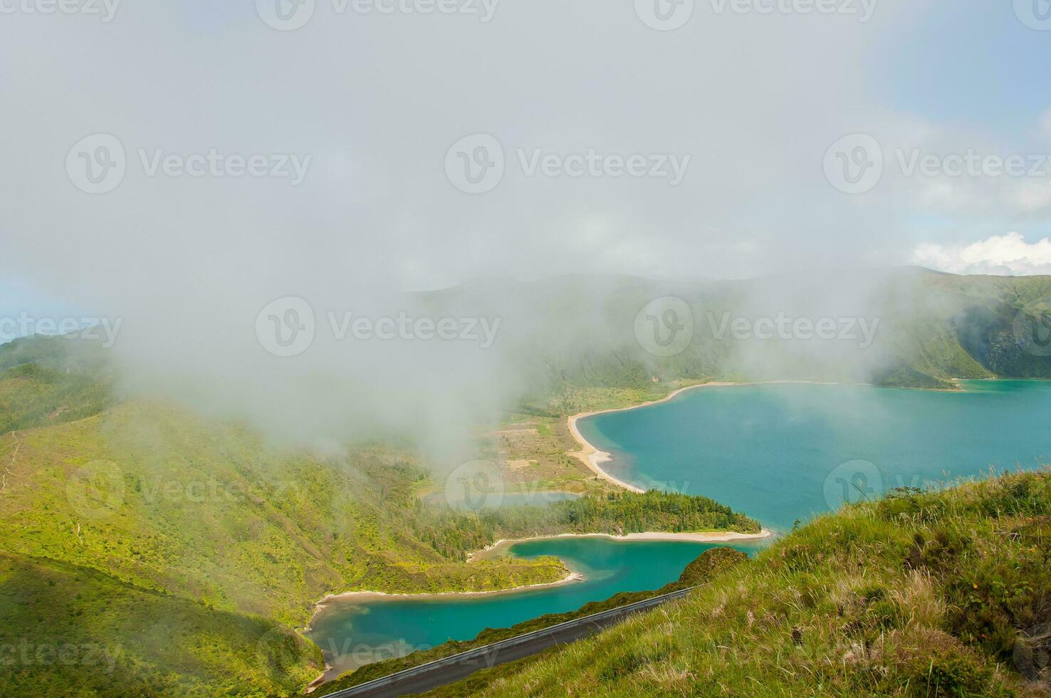 lagoa hacer fogo es situado en entonces miguel isla, azores. eso es clasificado como un naturaleza reserva y es el más hermosa laguna de el azores foto