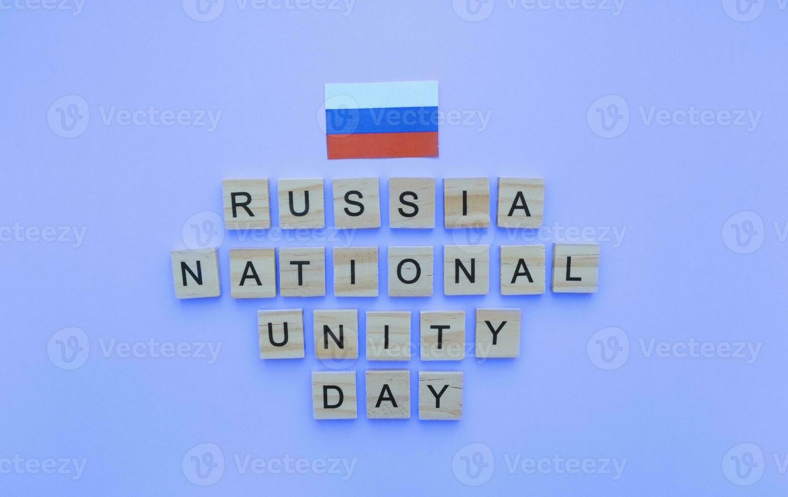 noviembre 4, nacional unidad día de Rusia, el bandera de Rusia, un minimalista bandera con un inscripción en de madera letras en un azul antecedentes foto