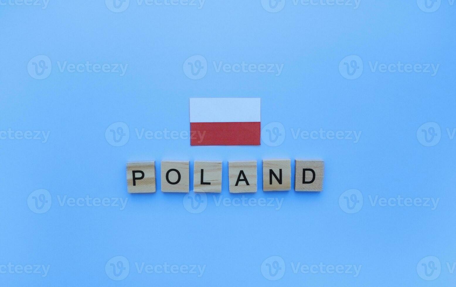 noviembre 11, independencia día de Polonia, el bandera de Polonia, un minimalista bandera con un inscripción en de madera letras foto