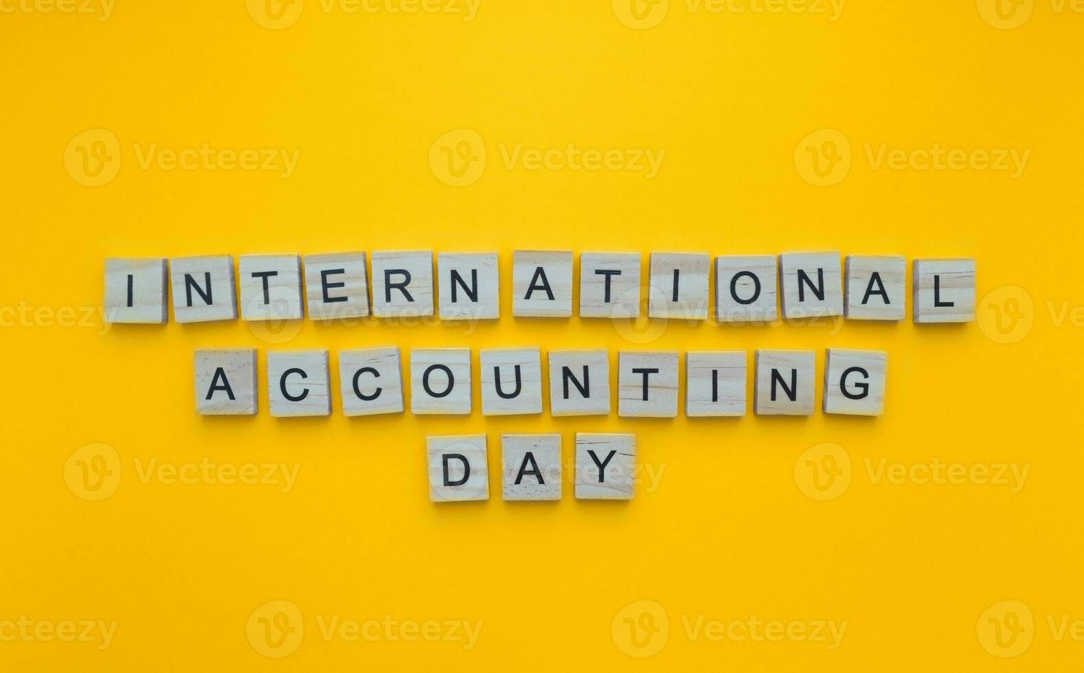 noviembre 10, internacional contabilidad día, contadores día, minimalista bandera con el inscripción en de madera letras foto