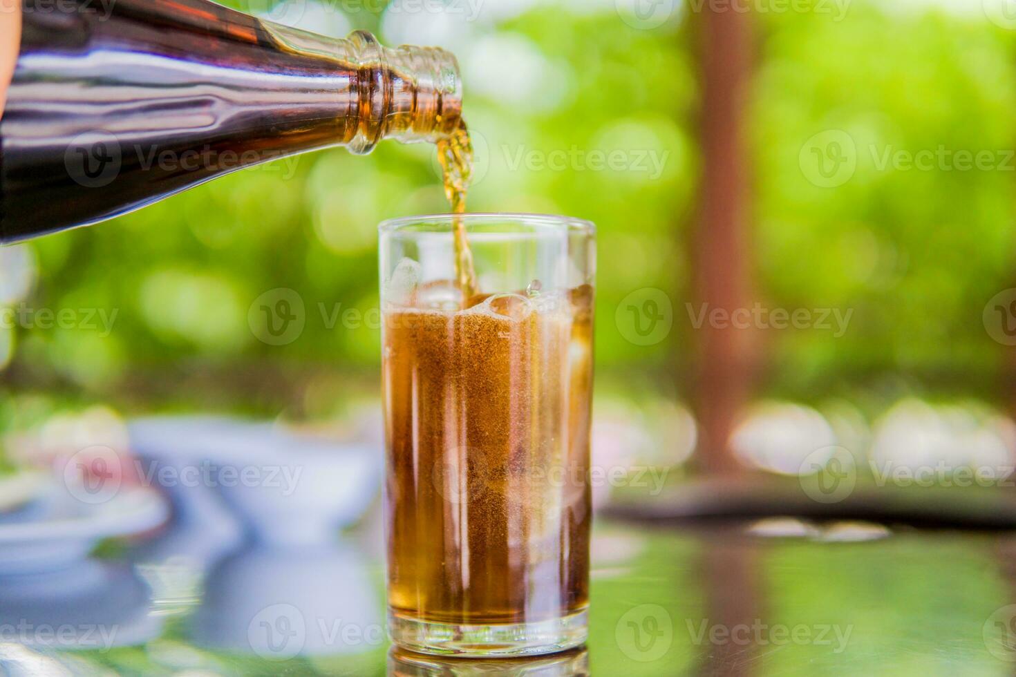 verter la coca cola en el vaso. foto