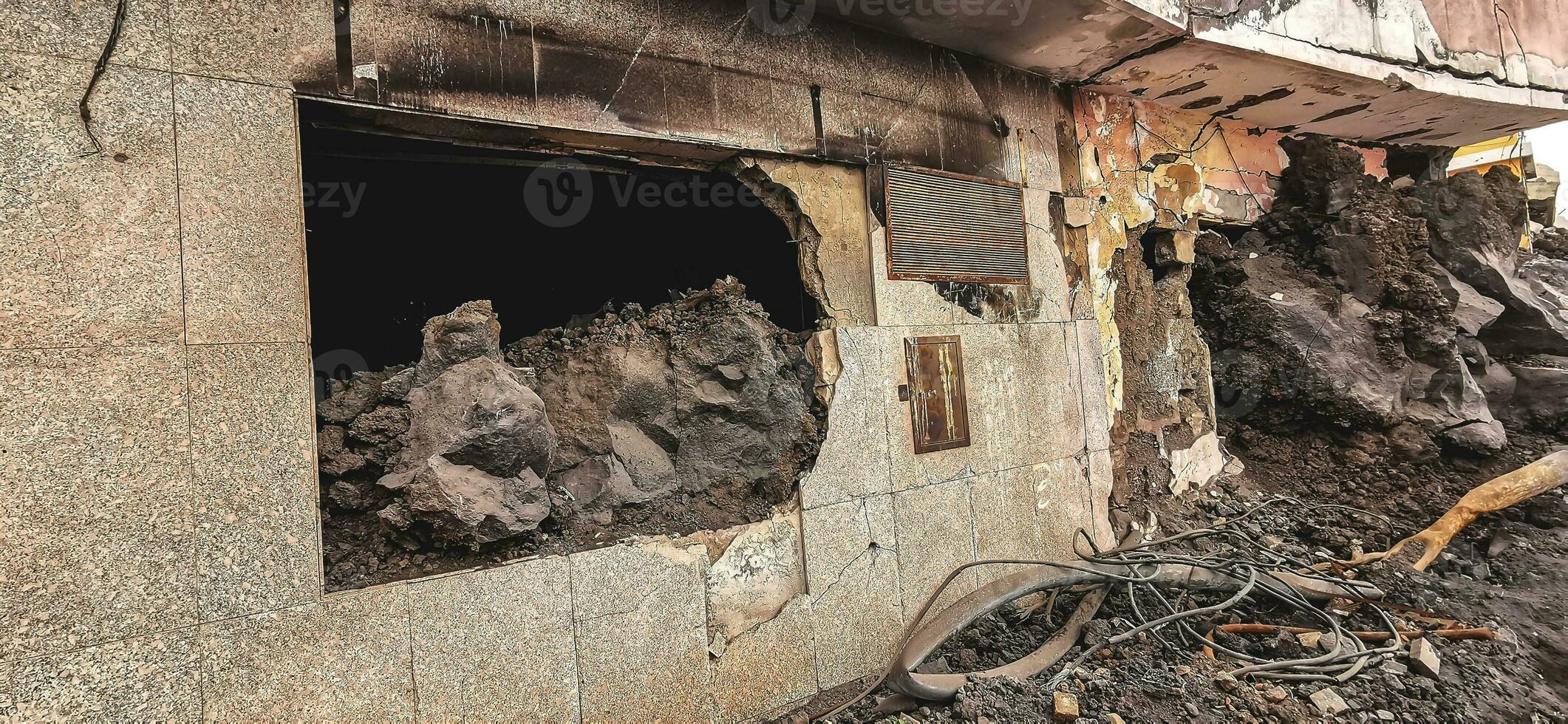 edificio destruido por el volcánico lava fluir desde el cumbre vieja volcán, en el isla de la palma foto