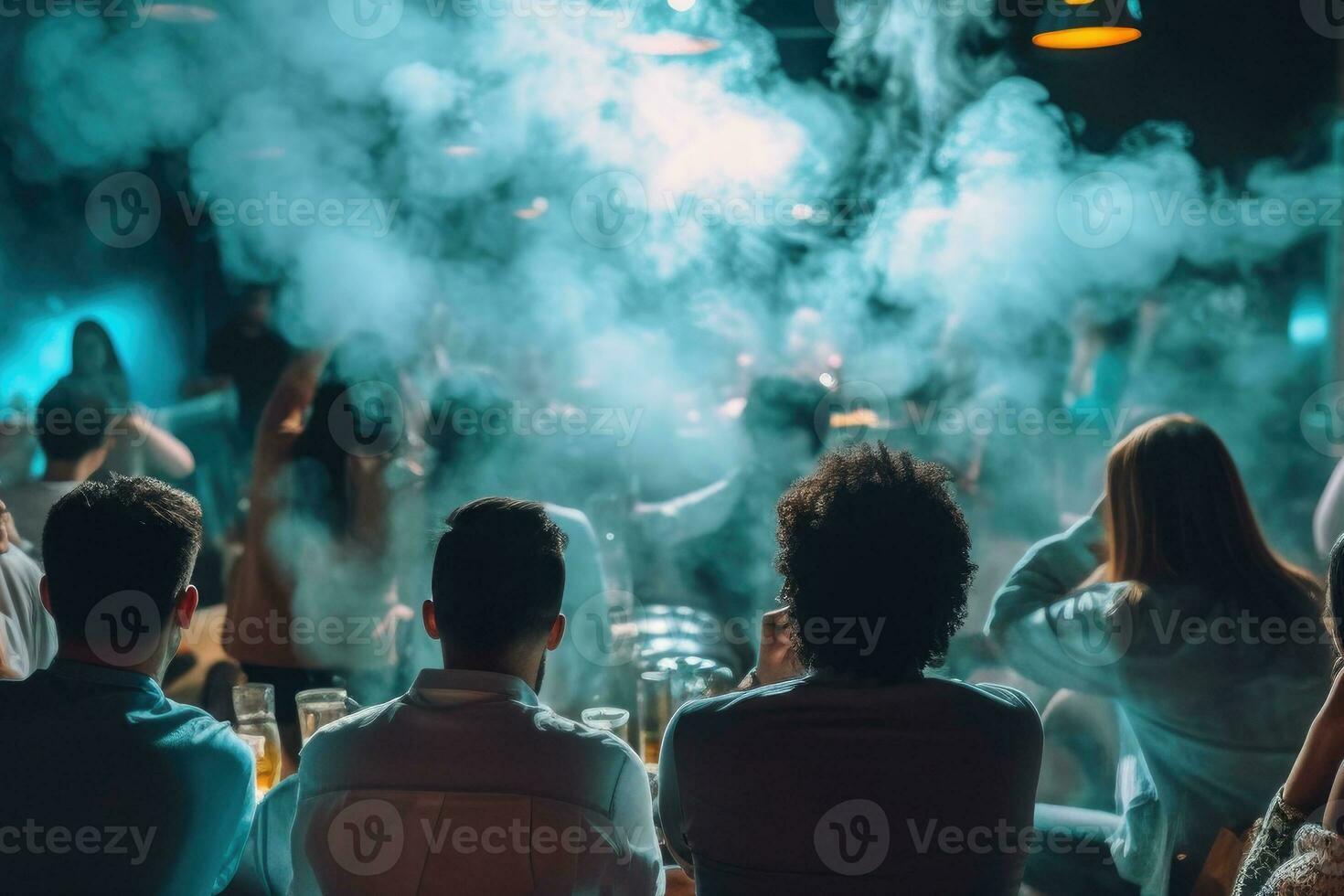 personas son sentado en un narguile salón en un Club nocturno. un empresa de amigos con su espaldas en contra el antecedentes de fumar desde un cigarrillo en un bar. foto