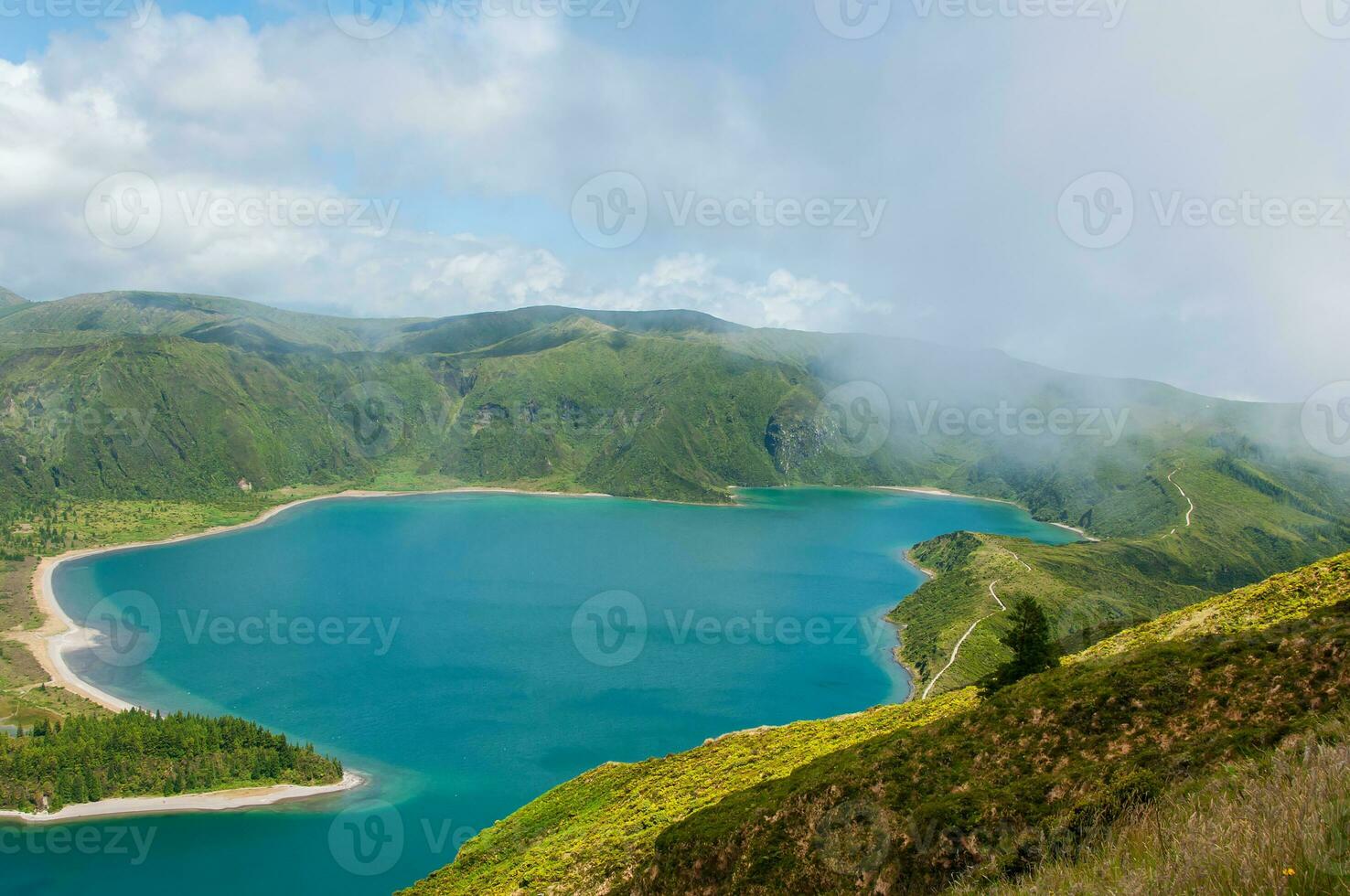 lagoa hacer fogo es situado en entonces miguel isla, azores. eso es clasificado como un naturaleza reserva y es el más hermosa laguna de el azores foto