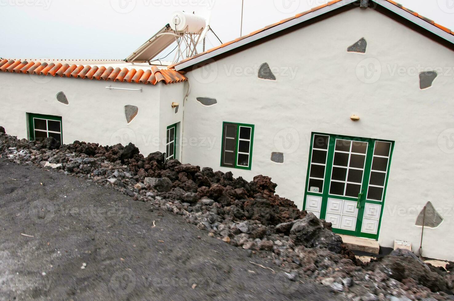 edificio destruido por el volcánico lava fluir desde el cumbre vieja volcán, en el isla de la palma foto