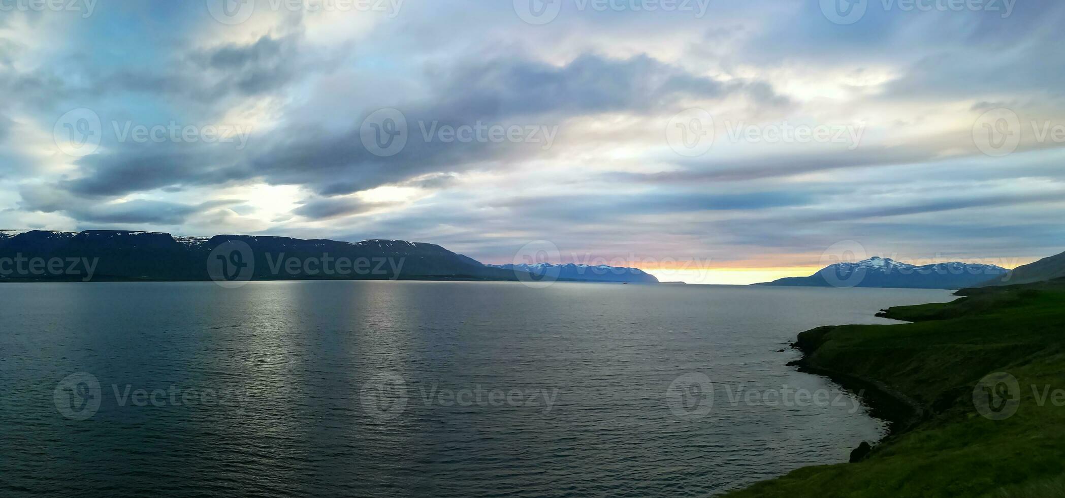 puesta de sol a medianoche en Islandia foto