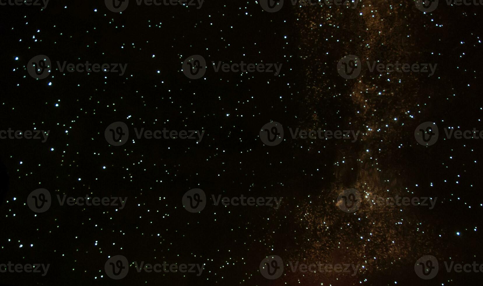 largo exposición de el cielo visto a noche con miles de estrellas foto