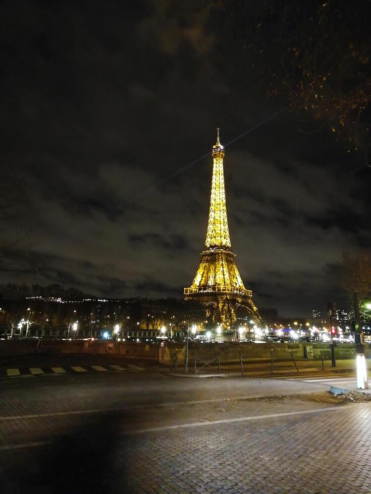 perspectiva de el eiffel torre en París iluminado a el final de el día foto