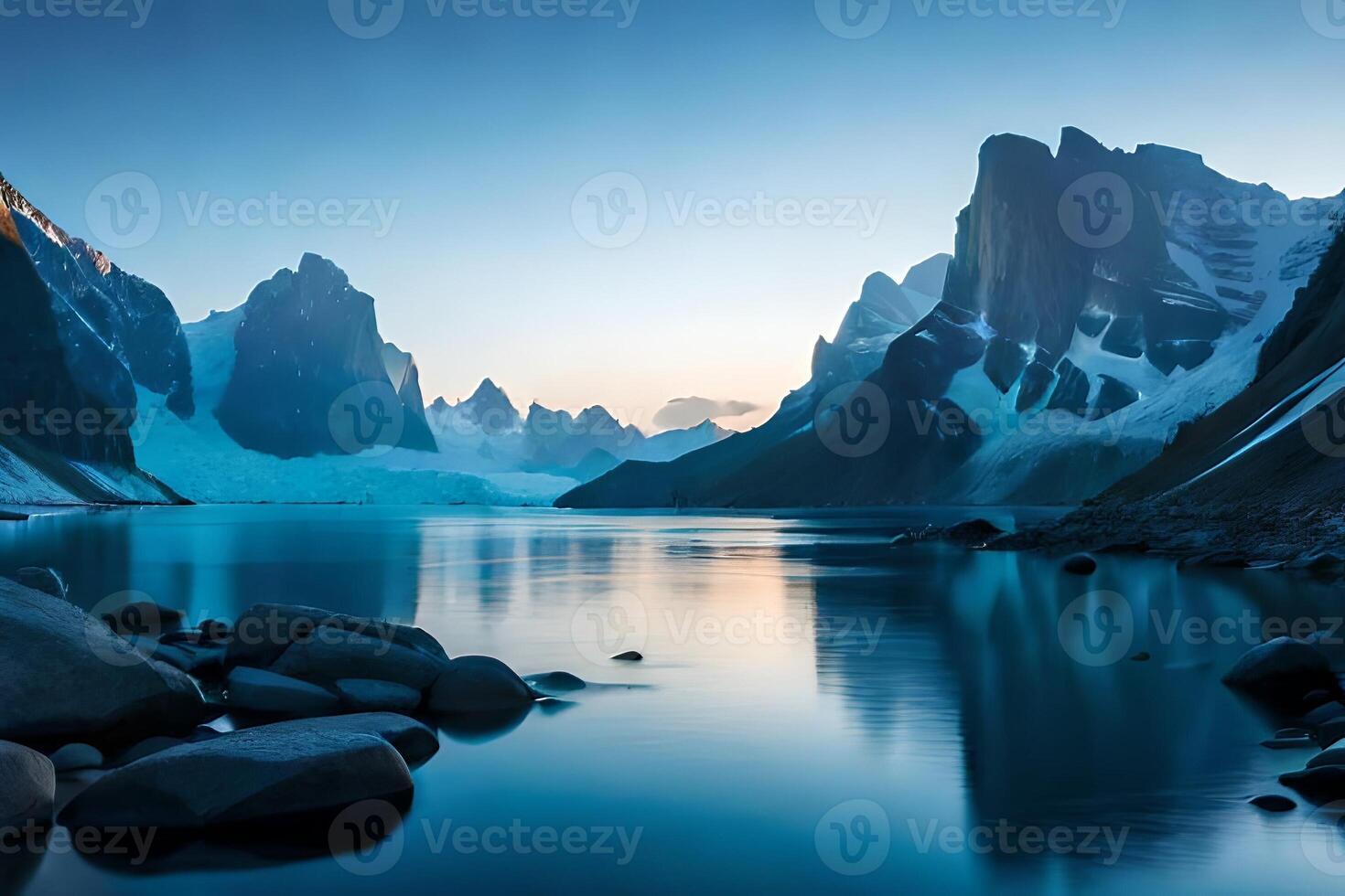 A colossal coasting ice sheet shaping a characteristic turn over the bone chilling waters. Creative resource, photo