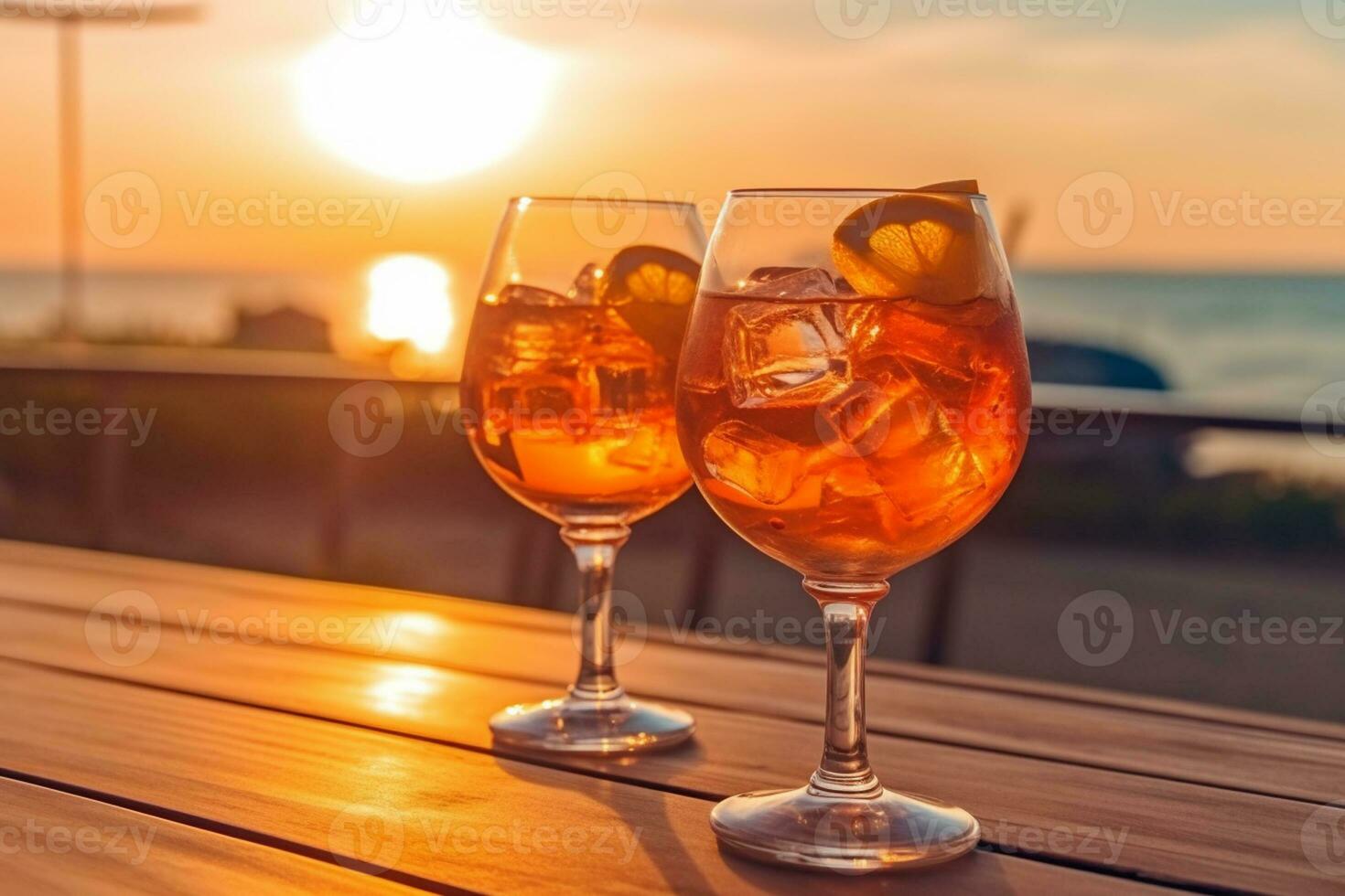 dos lentes de cóctel con hielo y limón en el playa a puesta de sol ai generado foto