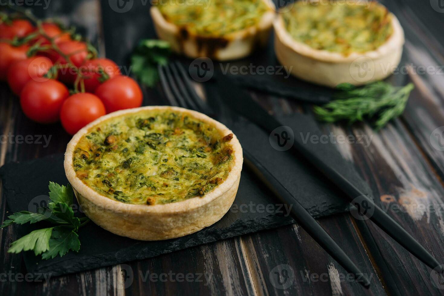 Quiche con Espinacas - tradicional plato de francés cocina foto