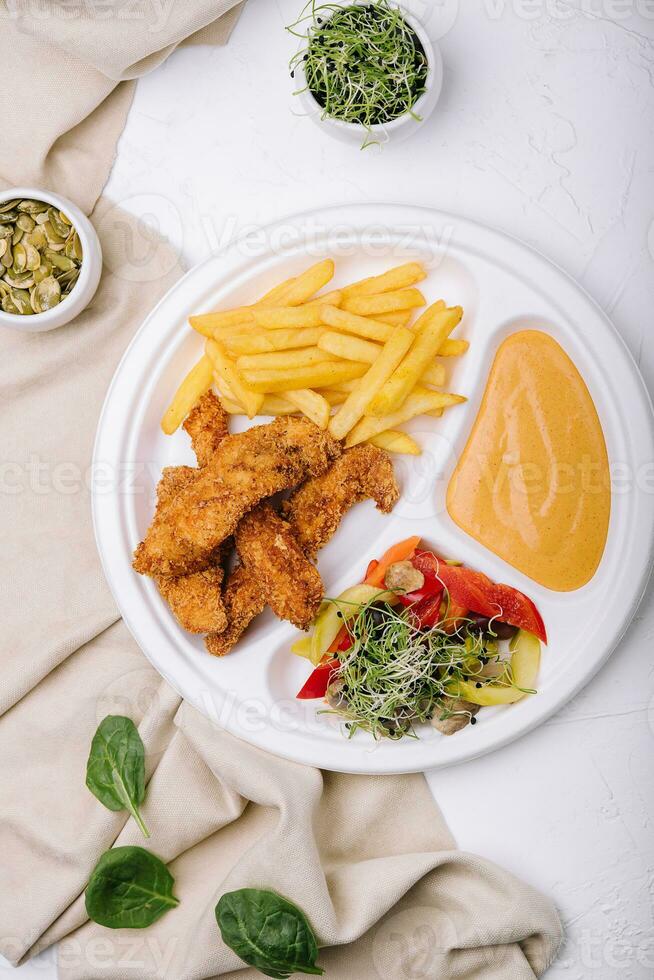 pollo pepitas con francés papas fritas y mostaza salsa foto