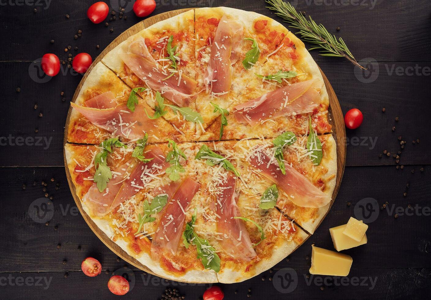 delicioso italiano Pizza con parma jamón y cohete foto