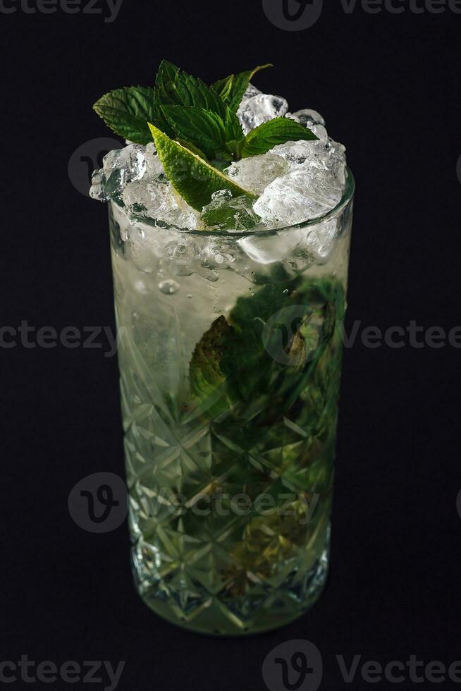 mojito cóctel con Fresco menta en oscuro antecedentes foto