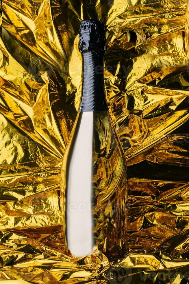 botella de champagne dorada foto