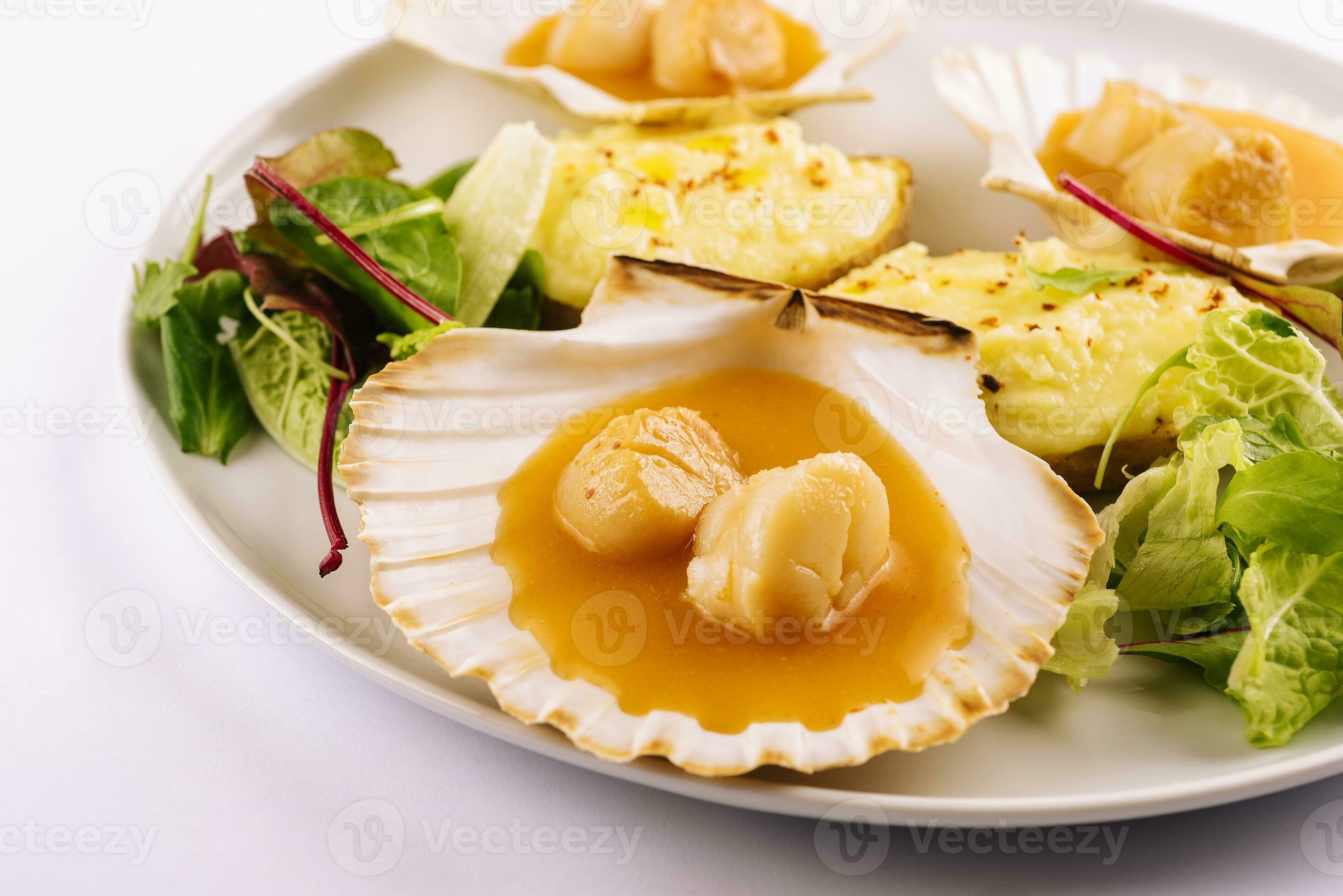 Seared scallops shell with butter on plate 30515993 Stock Photo at Vecteezy