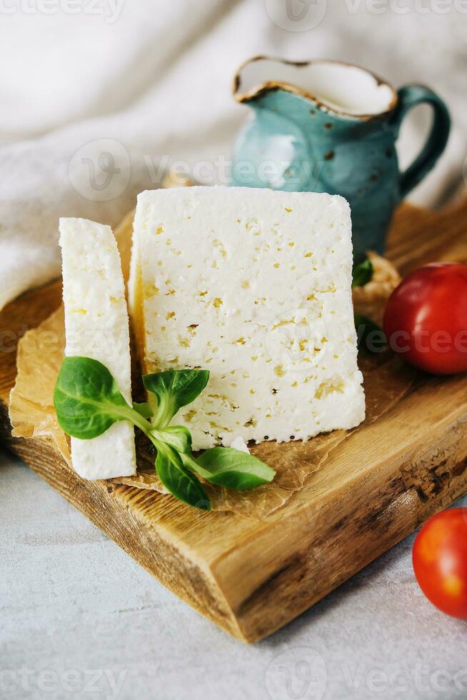 hecho en casa griego queso queso feta en de madera corte tablero foto