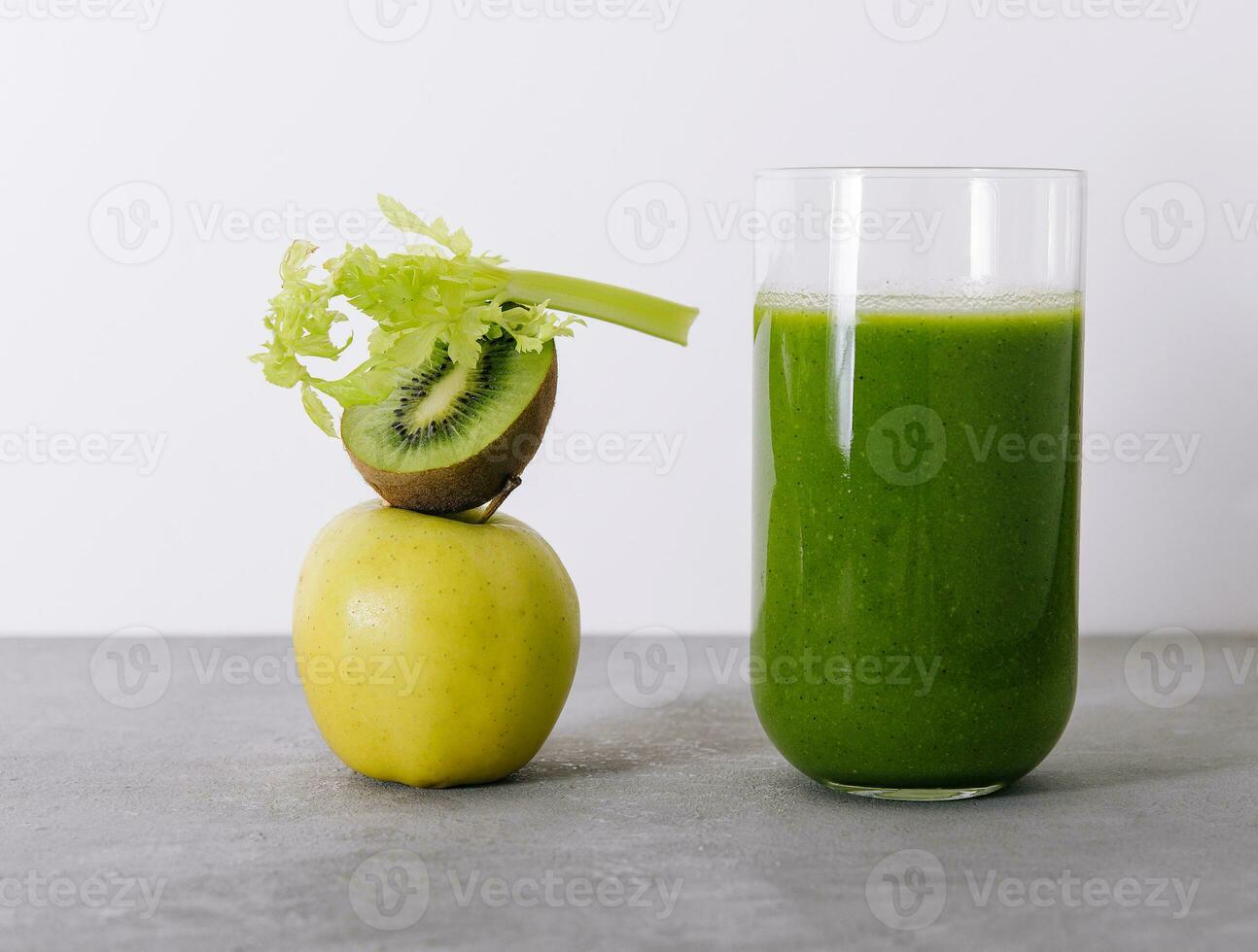 Kiwi smoothie and kiwi with apple photo