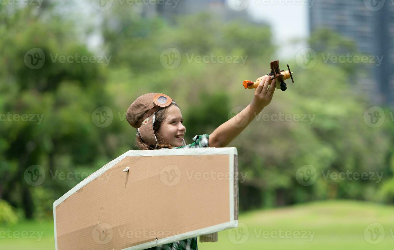 un pequeño niña en vacaciones a el parque con un piloto atuendo y volador equipo. correr alrededor y tener divertido con su Sueños. foto