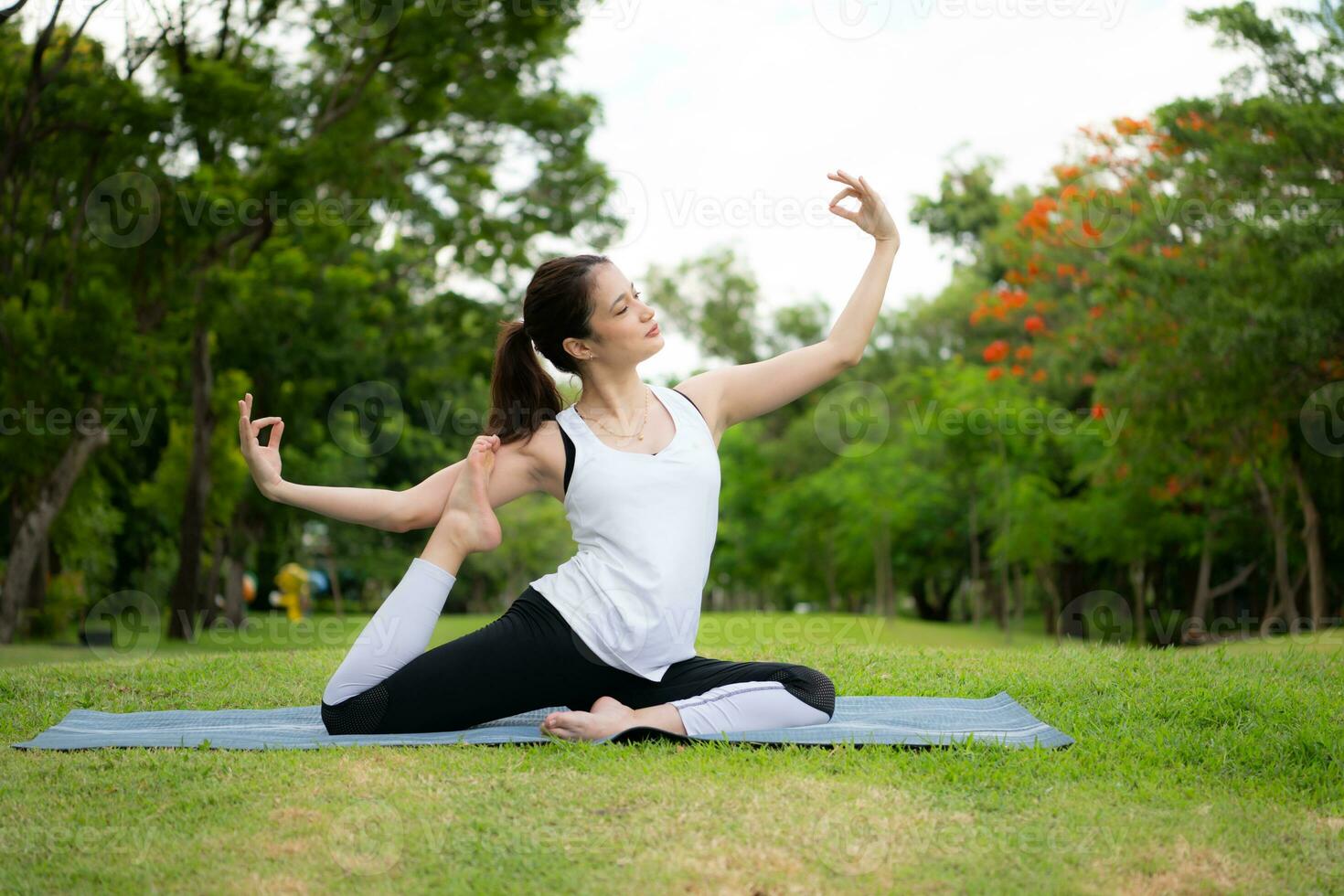 joven hembra con al aire libre ocupaciones en el ciudad parque, yoga es su elegido actividad. foto