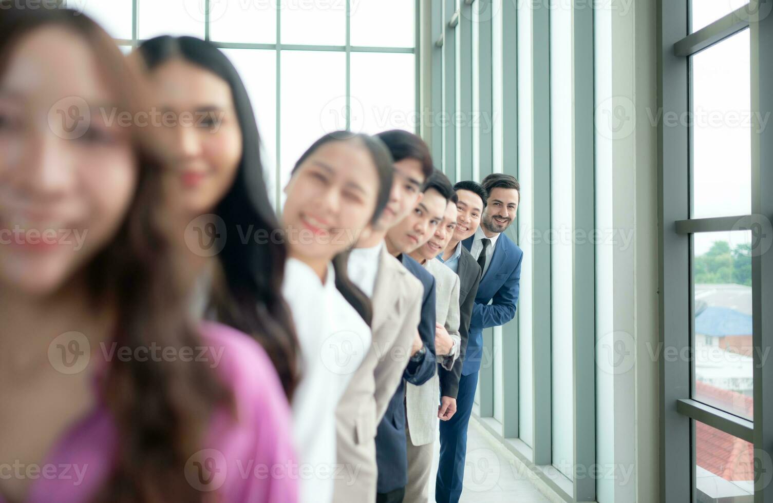 grupo de negocio personas en pie en línea en conferencia habitación usado para reunión en moderno oficina, atención en el último persona foto