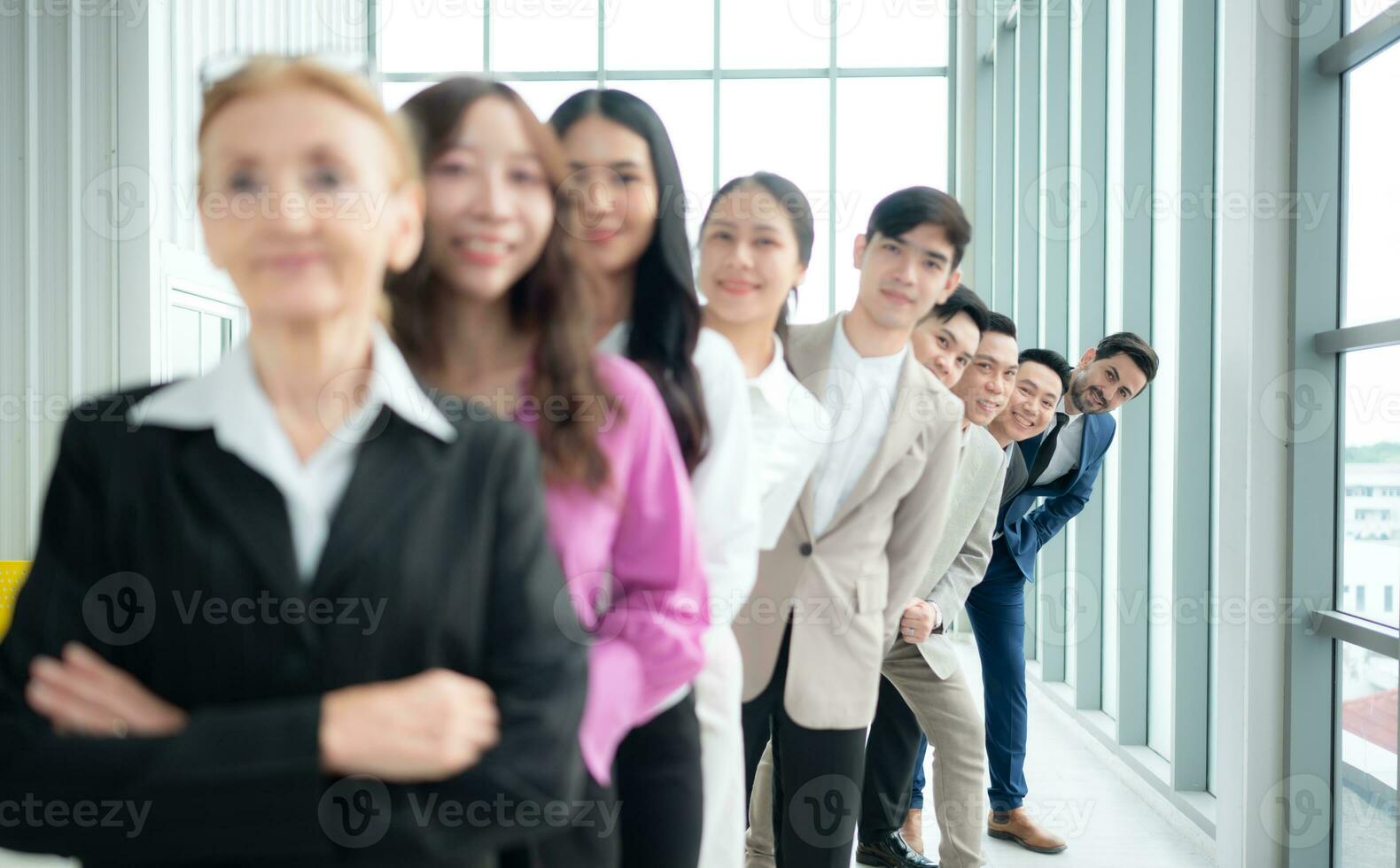 grupo de negocio personas en pie en línea en conferencia habitación usado para reunión en moderno oficina, atención en el último persona foto