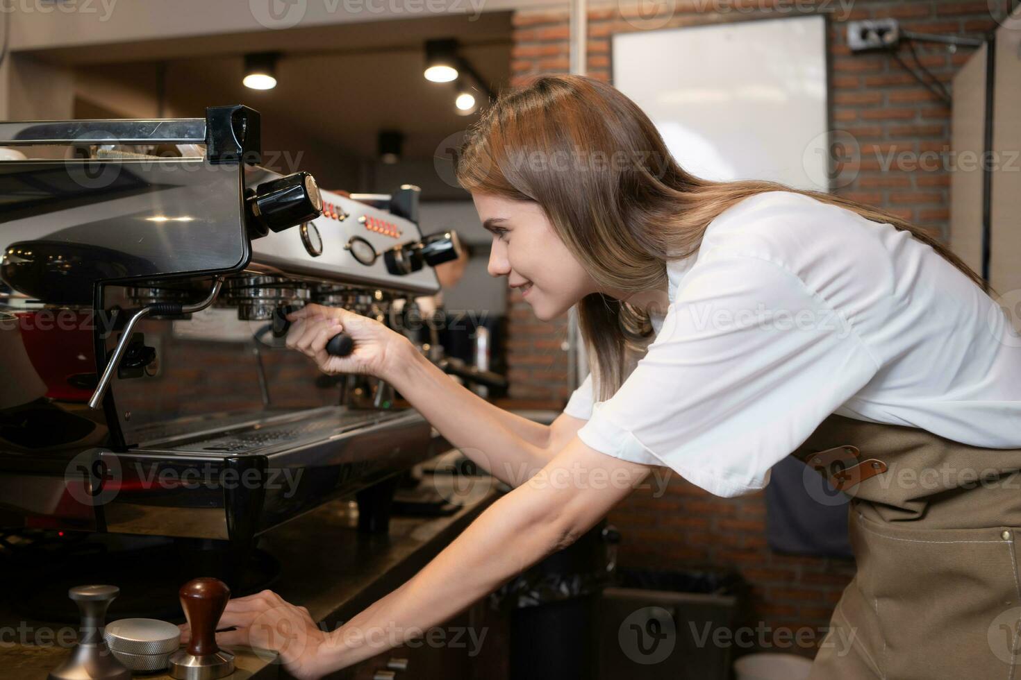 joven hembra barista preparando café en cafetería. hembra barista utilizando café máquina. foto