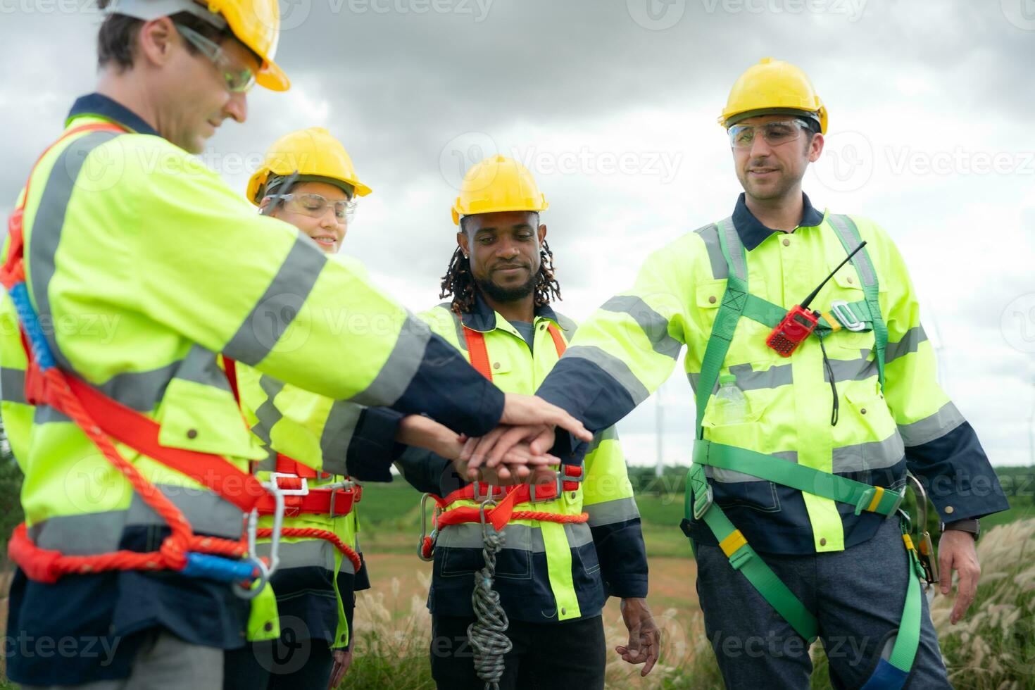 grupo de ingenieros y técnicos son que se discute y mirando a planos con viento turbinas en el antecedentes foto