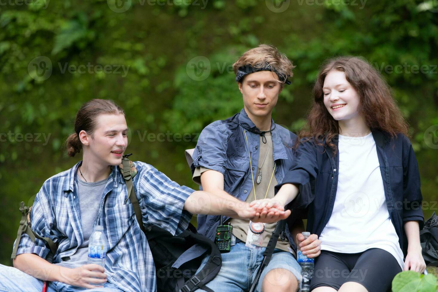 grupo de joven personas excursionismo en el bosque. viaje y aventuras concepto. foto