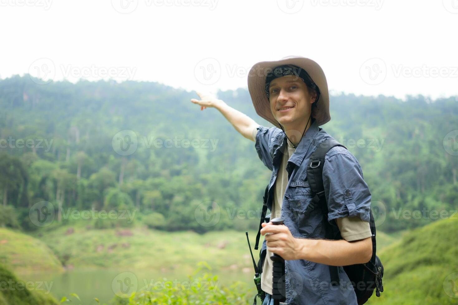 joven hombre con mochila excursionismo en el bosque. activo estilo de vida concepto. foto