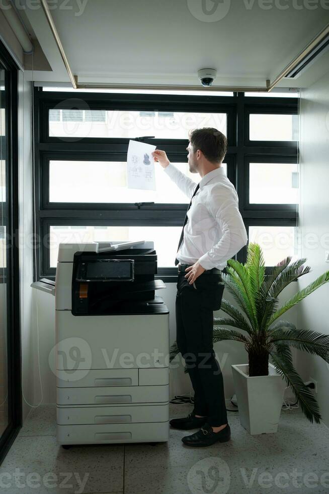 empresario en oficina trabajando con copiador. foto