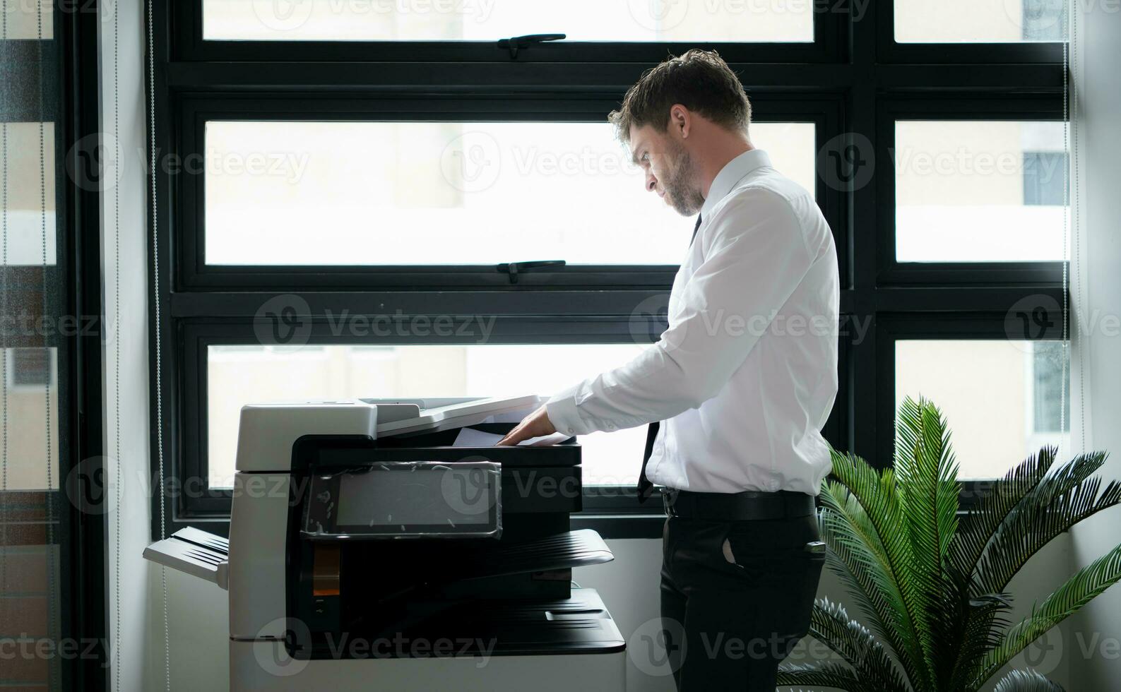 empresario en oficina trabajando con copiador. foto