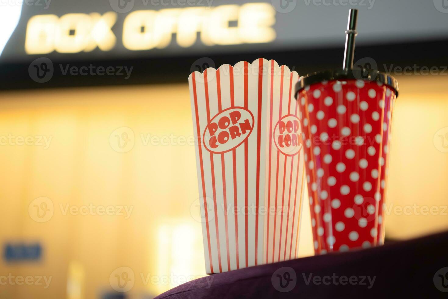 palomitas de maiz y Bebiendo vaso un compañero articulo de personas para acecho películas en el cine. foto