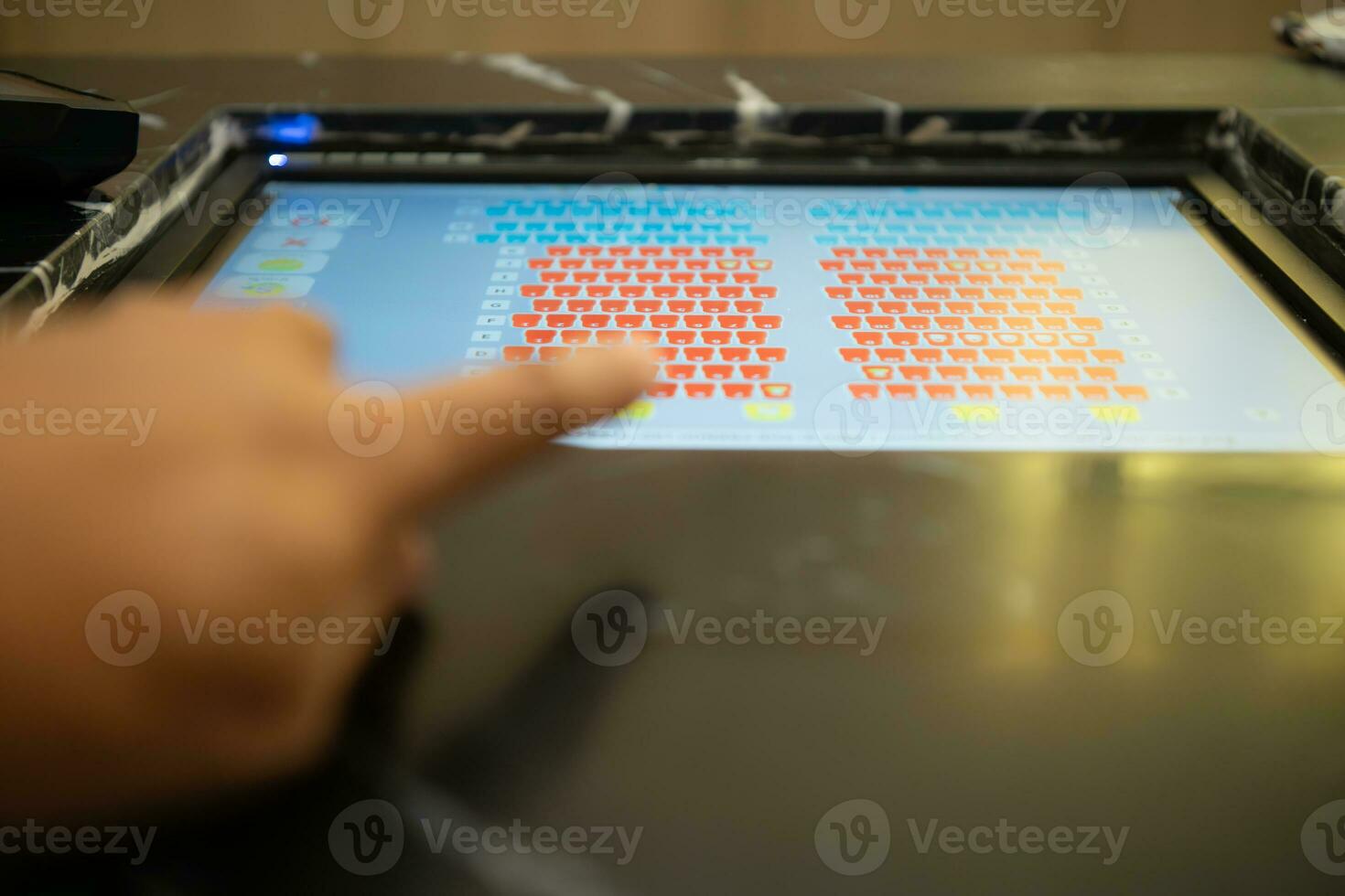 cerca arriba de dedo en monitor para escoger un película asiento durante el película boleto a caja oficina foto