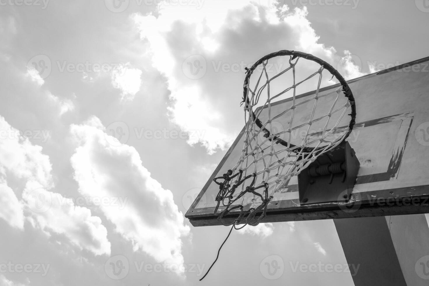 aro de baloncesto en cielo azul foto