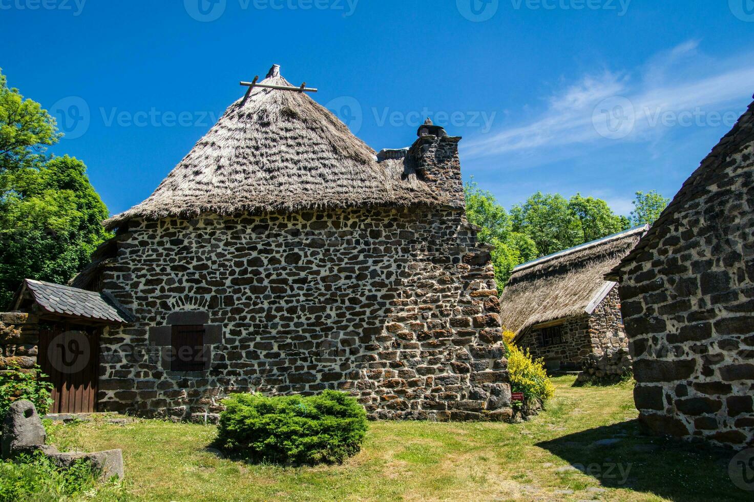 toit de chaume en auvergne photo