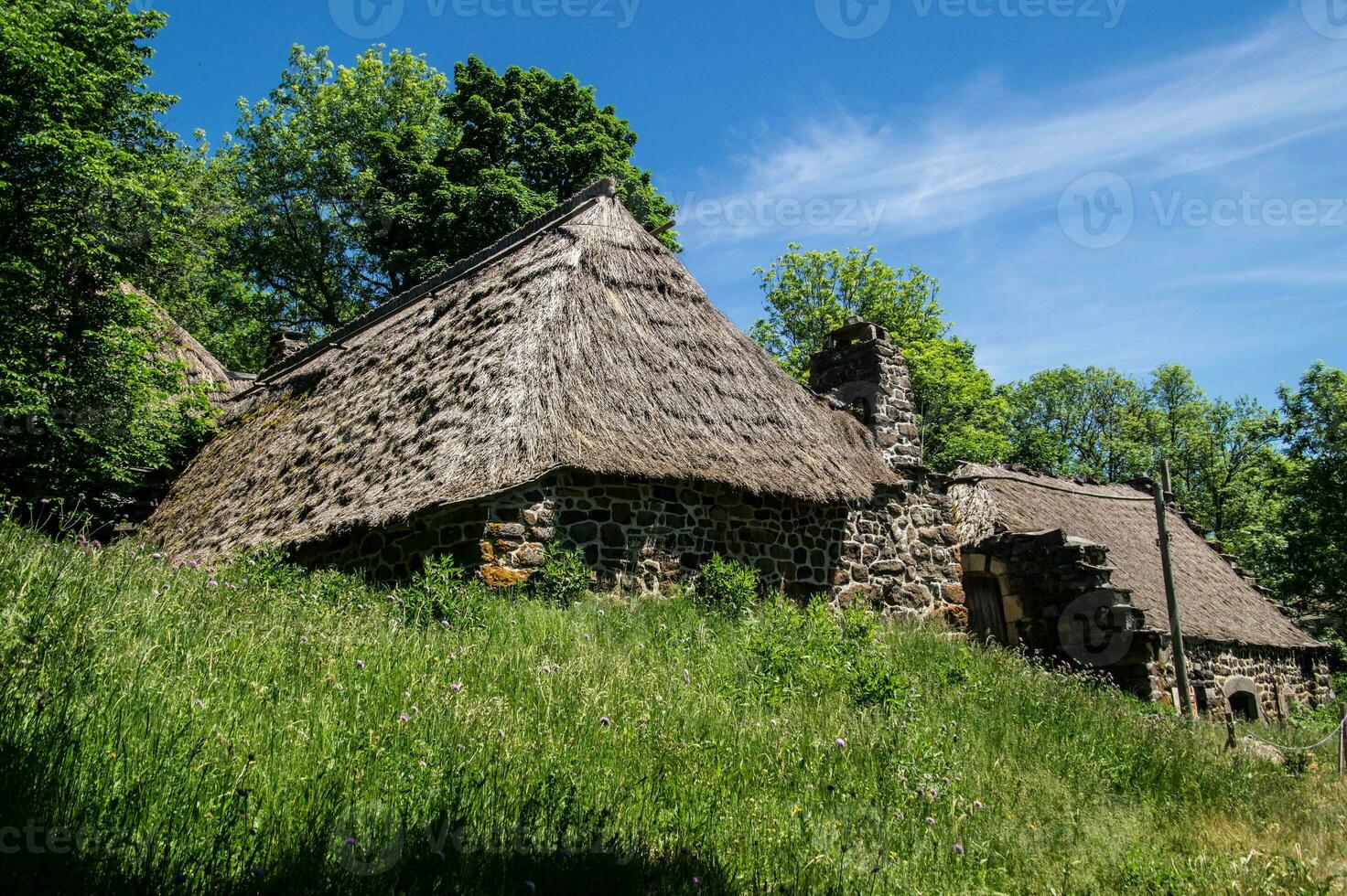 toit de chaume en auvergne photo