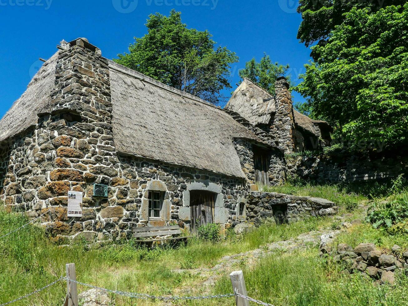 toit de chaume en auvergne photo