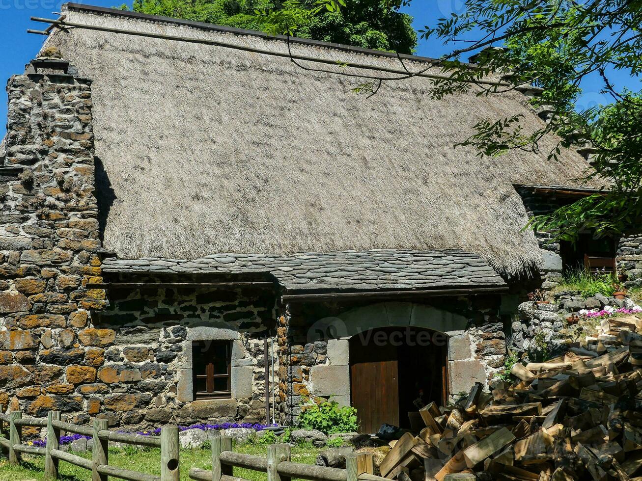 toit de chaume en auvergne photo