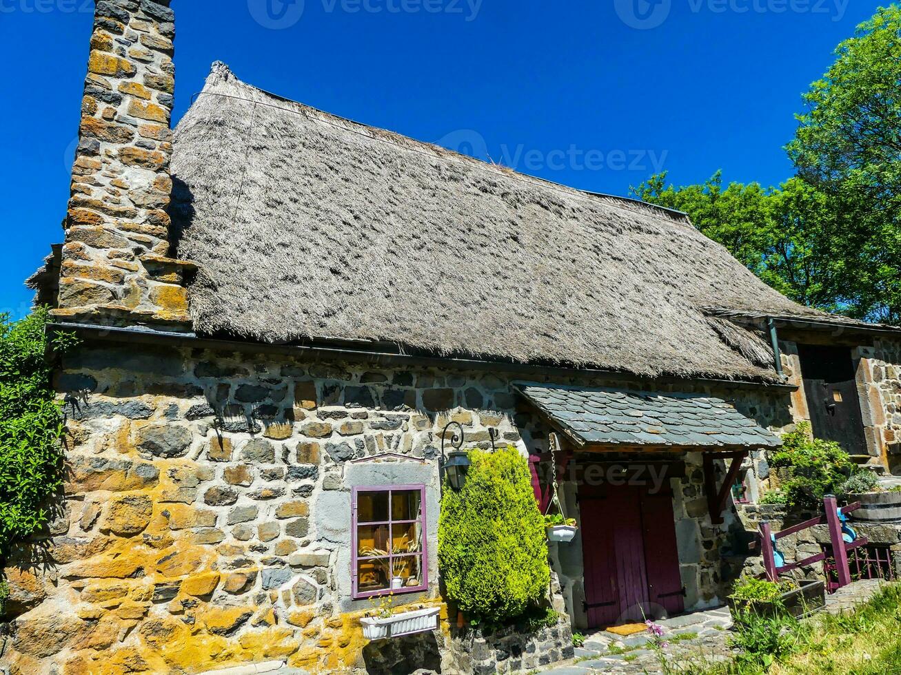 toit de chaume en auvergne photo