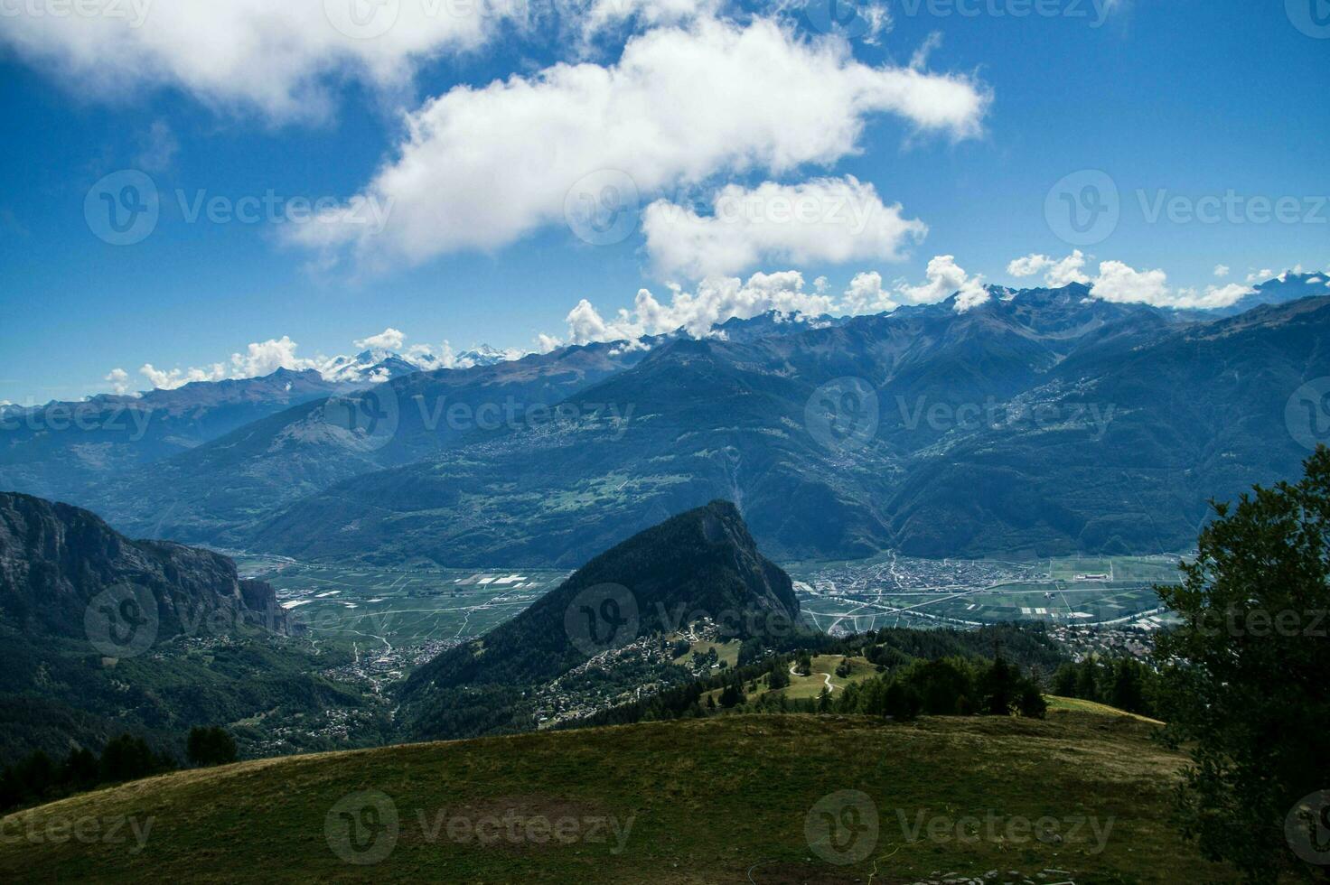 un pequeño avión es estacionado en un herboso ladera foto