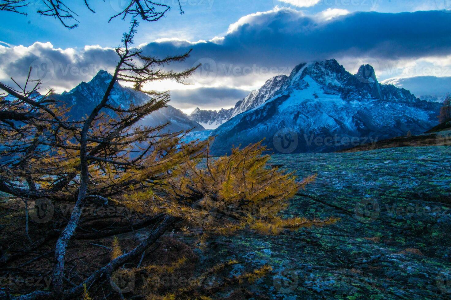 el Dom brilla mediante el nubes terminado un montaña rango foto