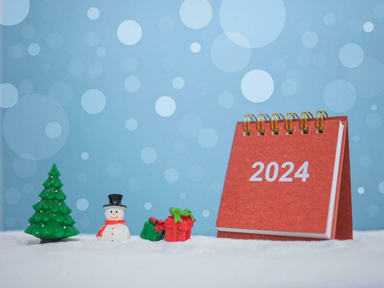 cerca arriba calendario y Navidad decoración con brillante ligero para Navidad y nuevo año Días festivos fondo, invierno estación, que cae nieve, Copiar espacio para Navidad y nuevo año Días festivos saludo tarjeta. foto