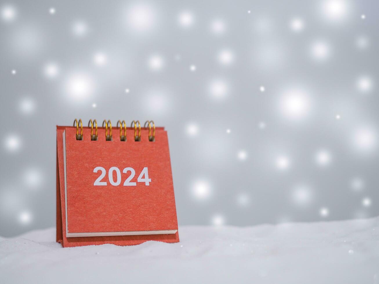 cerca arriba calendario con brillante ligero para Navidad y nuevo año Días festivos fondo, invierno estación, que cae nieve, Copiar espacio para Navidad y nuevo año Días festivos saludo tarjeta. foto